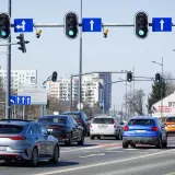Jelenia Góra kamery na skrzyżowaniach monitorują ruch. Zielone światła dla samochodów jadących prosto i w lewo.