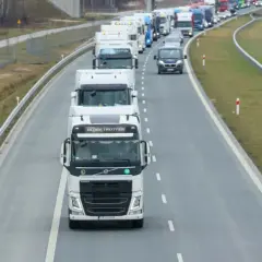 Korek na autostradzie, rząd białych tirów. Zastanawiasz się, ile długości ma tir? To potężne maszyny!
