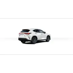 Biały Lexus NX widziany z tyłu i z boku, na białym tle.