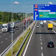 Autostradą A2 i S5 w kierunku Poznania. Znak drogowy podpowiada, ile kosztuje przejazd autostradą z Warszawy do Poznania, wskazując odległość 430 km.