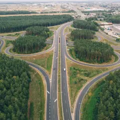 Rozjazd dróg otoczony lasem. Zastanawiasz się, ile kosztuje autostrada ze Szczecina do Poznania?
