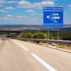 Droga w Hiszpanii z tablicą "Control de velocidad". Czy autostrady w Hiszpanii są płatne? Ta tablica informuje o kontroli prędkości, nie o opłatach.