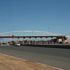 Płatne autostrady we Francji: szlabany na bramkach poboru opłat, przez które przejeżdżają samochody.
