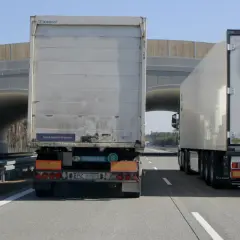 Czy tir może wyprzedzać tira na autostradzie? Sprawdź nowe przepisy