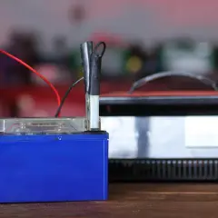 Jak długo ładuje się akumulator prostownikiem? Sprawdź, zanim naładujesz