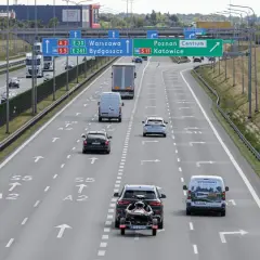 Autostrada w Polsce. Znak informuje, ile można jechać na autostradzie w Polsce, kierując do Poznania, Katowic, Warszawy i Bydgoszczy.