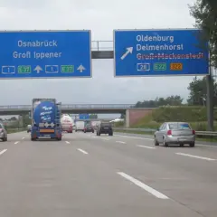 Jadąc autostradą w Niemczech, widzimy znaki kierujące do Osnabrück i Oldenburg. Pytanie, czy drogi w Niemczech są płatne, pozostaje otwarte, ale znaki wskazują na dalszą podróż.