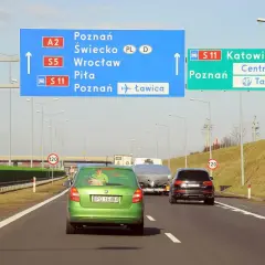 Znaki drogowe wskazują, że autostrada A2 jest płatna. Kierowcy jadący w stronę Poznania, Świecka, Wrocławia, Piły i Ławicy powinni być przygotowani na opłaty.
