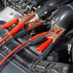 Jak bezpiecznie podłączyć prostownik do Mondeo MK4 - krok po kroku