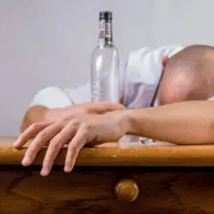 Jak sprawdzić poziom alkoholu bez alkomatu i uniknąć problemów