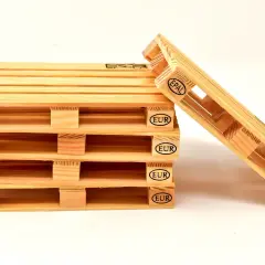Stos palet EPAL, jedna na drugiej, jedna oparta o stos. Zastanawiasz się, ile palet pelletu wchodzi na tira?