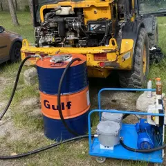 Pompa zasysa olej z beczki Gulf do lewarka hydraulicznego koparki.
