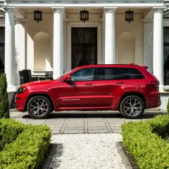 Jeep Grand Cherokee SRT: Legenda V8. Czy warto kupić?