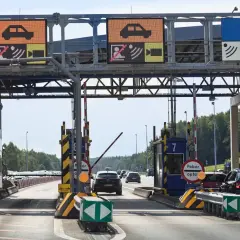 Kolejki do bramek na autostradzie. Zastanawiasz się, ile kosztują bramki Katowice Kraków? Sprawdź ceny przed podróżą!
