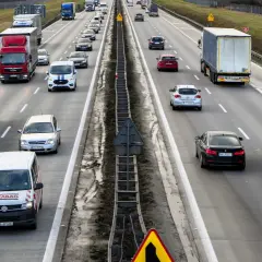 Ruch na autostradzie, gdzie wiele samochodów i ciężarówek jedzie w kierunku Wrocławia. Czy autostrada na Wrocław jest płatna?