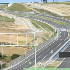 Jaka prędkość na autostradzie z przyczepą? Sprawdź, by uniknąć kar
