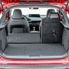 Mazda CX-30 wymiary: Garaż, bagażnik, rodzina czy pasuje?