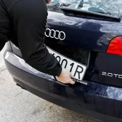 Zdejmij tablicę rejestracyjną sam! Bezpiecznie i bez rys