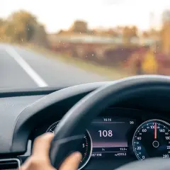 Prędkościomierz pokazuje 108 km/h. Zastanawiasz się, na ile zabierają prawo jazdy za prędkość? Uważaj, by nie przekroczyć limitu!