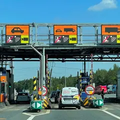 Bramki do Krakowa: na tablicach wyświetlane są symbole pojazdów i ceny.