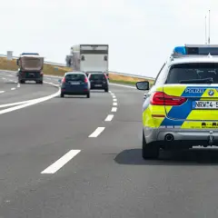 Niemiecka policja na autostradzie. Zastanawiasz się, ile kosztuje autostrada w Niemczech? Obecnie jest bezpłatna dla samochodów osobowych.