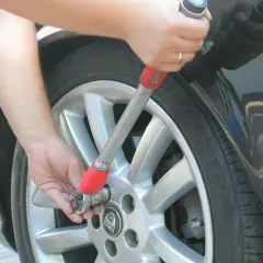 Moment dokręcenia kół: Klucz do bezpieczeństwa. Jak to zrobić?