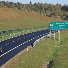 Ile może jechać autobus na autostradzie? Poznaj ważne przepisy