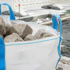 Duży worek z kamieniami, gotowy do załadunku. Zastanawiasz się, ile big bagów wchodzi na tira?