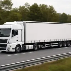 Biały tir z naczepą jedzie autostradą. Zastanawiasz się, ile waży tir z ładunkiem?