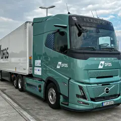 Zielony, elektryczny Volvo FH z naczepą DFDS. Zastanawiasz się, ile ton ma tir? Ten model jest gotowy na wyzwania.