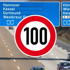 Na niemieckich autostradach są ograniczenia prędkości, jak ten znak 100 km/h.
