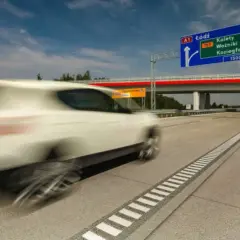 Z jaką prędkością można jechać na autostradzie? Sprawdź limity!