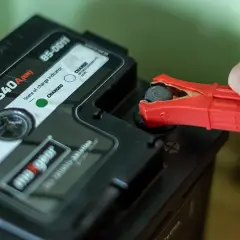 Ile ładować akumulator prostownikiem, aby uniknąć uszkodzeń?