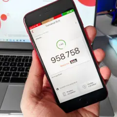 Na ekranie telefonu widać kod BLIK. Czy na bramkach można płacić Blikiem? Ta transakcja sugeruje, że tak.