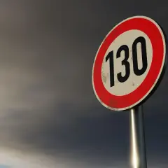Ile na autostradzie w Niemczech? Ograniczenia prędkości i zasady jazdy