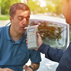 Czy policja może badać alkomatem w domu? Twoje prawa i konsekwencje