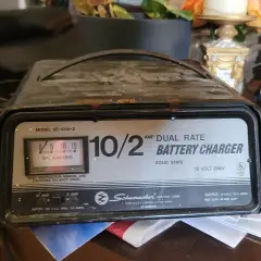 Ładowarka Schumacher 10/2 AMP. Na przełączniku widać opcje 10 AMP i 2 AMP. Zastanawiasz się, ile amper ustawić na prostowniku?