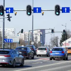 Jelenia Góra kamery na skrzyżowaniach monitorują ruch. Zielone światła dla samochodów jadących prosto i w lewo.