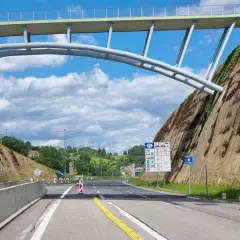 Droga pod wiaduktem, znak granicy Polski. Zastanawiasz się, ile km/h można jechać na autostradzie?