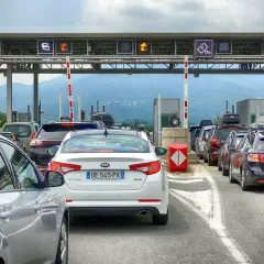 Korki na autostradzie we Francji. Kierowcy zastanawiają się, ile kosztuje autostrada we Francji, stojąc w kolejce do punktu poboru opłat.