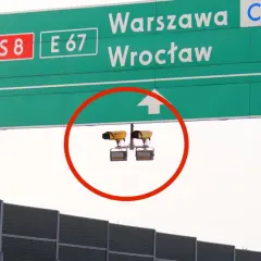 Dwa żółte urządzenia nad drogą S8 E67 w kierunku Warszawy i Wrocławia to system odcinkowego pomiaru prędkości.