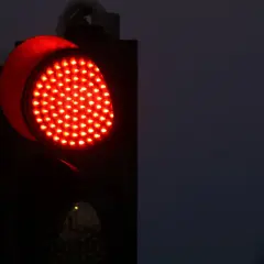 Czerwone światło na warszawskim skrzyżowaniu. Czekam na zielone, by ruszyć dalej.