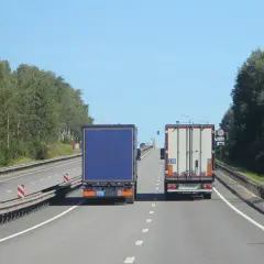 Wyprzedzanie ciężarówek na autostradzie: nowe przepisy i kary