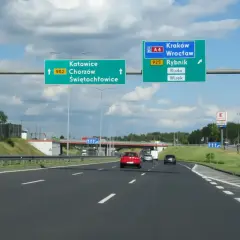 Znaki drogowe wskazują kierunki na autostradzie A4. Czy autostrada z Wrocławia do Katowic jest płatna? Kierunek na Katowice, Chorzów, Świętochłowice.
