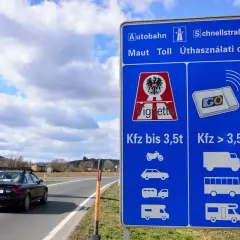 Znak informuje o konieczności posiadania winiety na autostradach i drogach szybkiego ruchu. Czy jadąc do Ostrawy trzeba mieć winietę? Znak sugeruje, że tak, jeśli podróżujesz pojazdem do 3,5 tony.