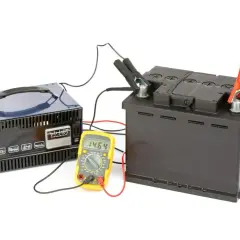 Prostownik ładuje akumulator, a multimetr pokazuje 14.64V. Sprawdzamy, ile ładuje się akumulator prostownikiem.
