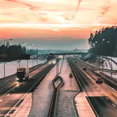 Zachód słońca nad autostradą. Uważaj na jazdę pasem awaryjnym, grozi za to mandat.