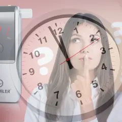 Alkomat, zegar i kobieta z palcem na ustach.