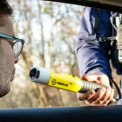 Policjant prosi kierowcę o dmuchnięcie w alkomat. Czy na komendzie można zbadac się alkomatem? Tak, można.