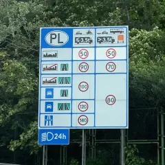 Znak drogowy PL: ile można jechać busem po autostradzie? Ciężarówki >3,5t jadą 70 km/h, a osobówki 120 km/h.